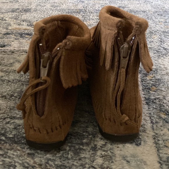 Fringe Minnetonka Moccasins Boots Booties Brown Suede Leather Fall Flats - Picture 3 of 8